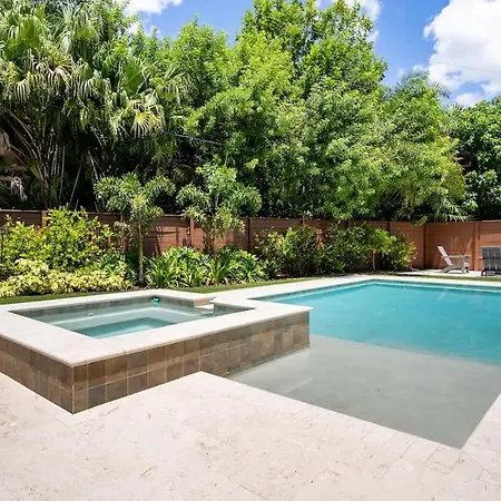 Sun-Filled Cottage With Pool Walk To Beach